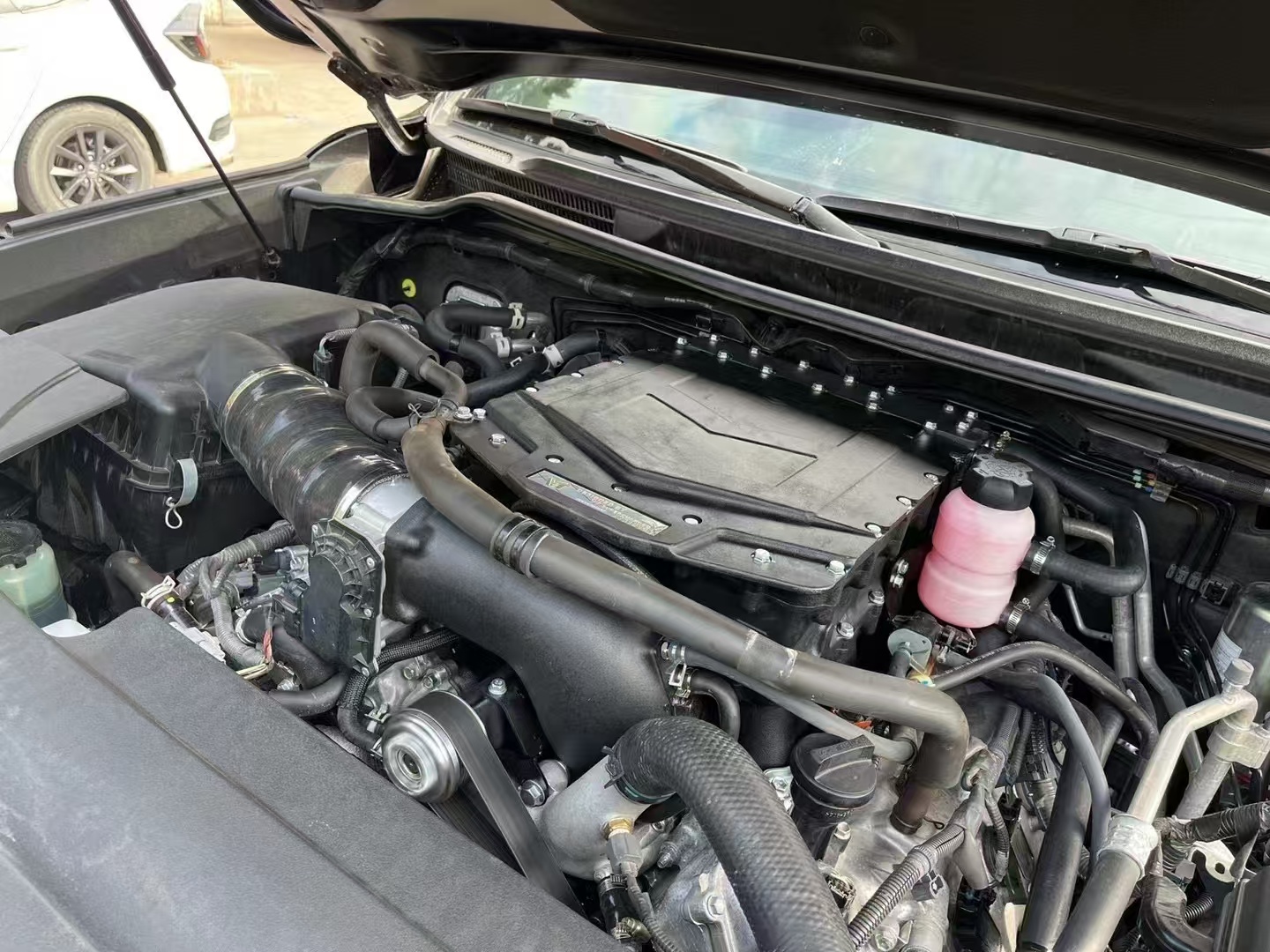 Custom water-to-air intercooler cooling system for 5.7L V8 VT supercharger kit